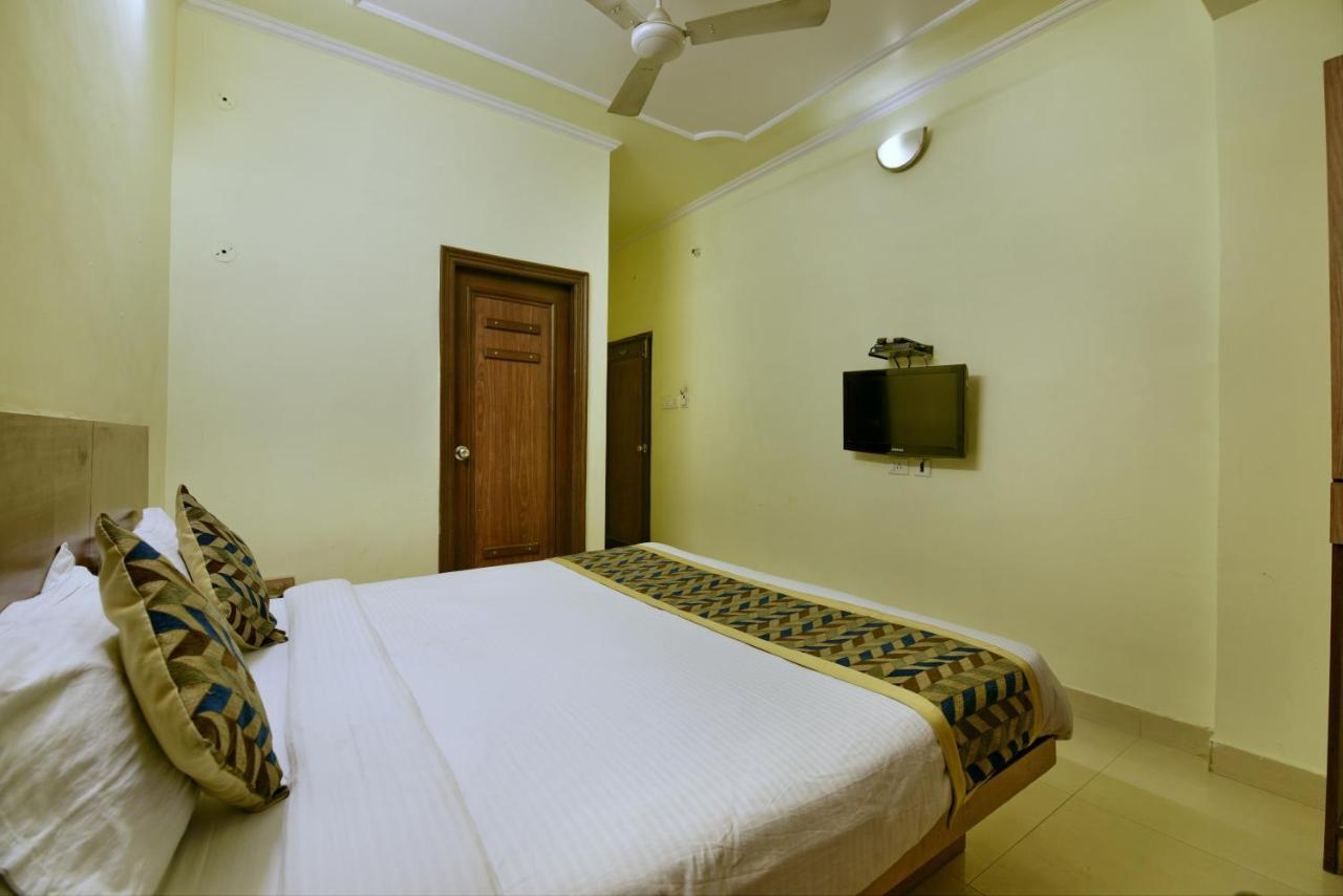Oyo 2289 Hotel Radha Palace Kukas Exterior photo